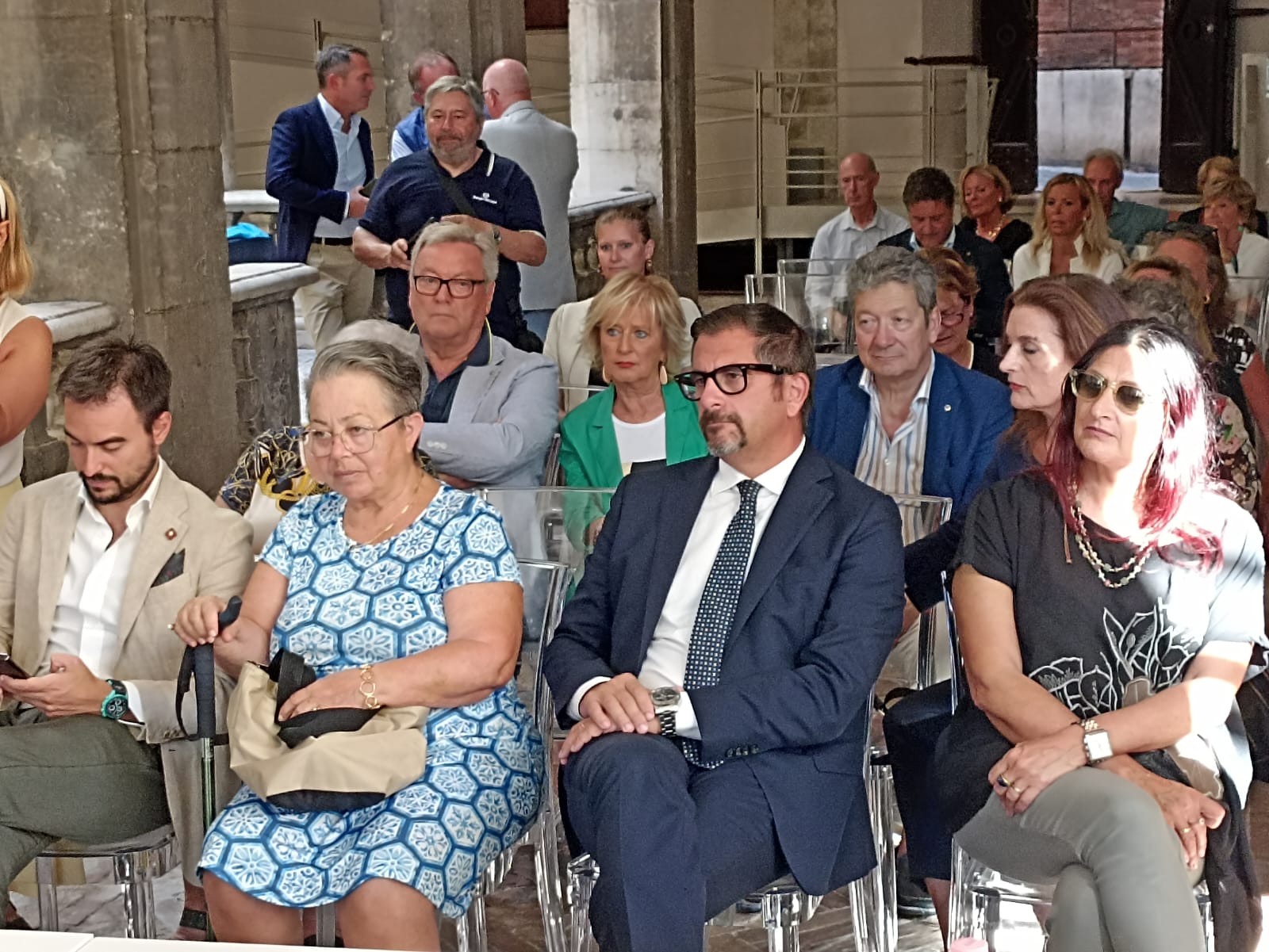 pubblico-autorità inaugurazione