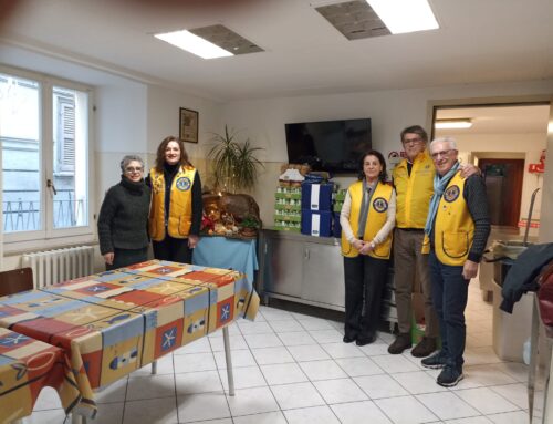 Consegna di generi alimentari alla Mensa di Padre Guido